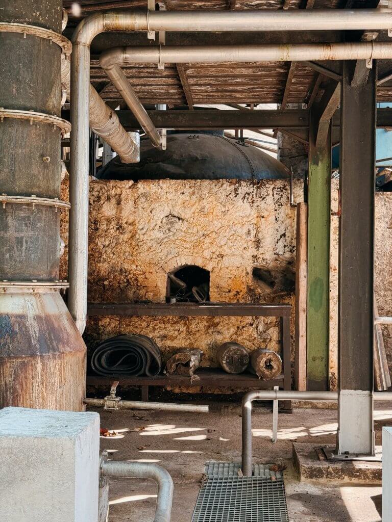 Chaudière et four à bagasse en pierre de la distillerie Père Labat, cœur de la production de rhum