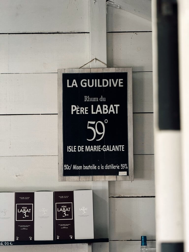 Panneau La Guildive Rhum du Père Labat 59° affiché dans la boutique de la distillerie à Marie-Galante
