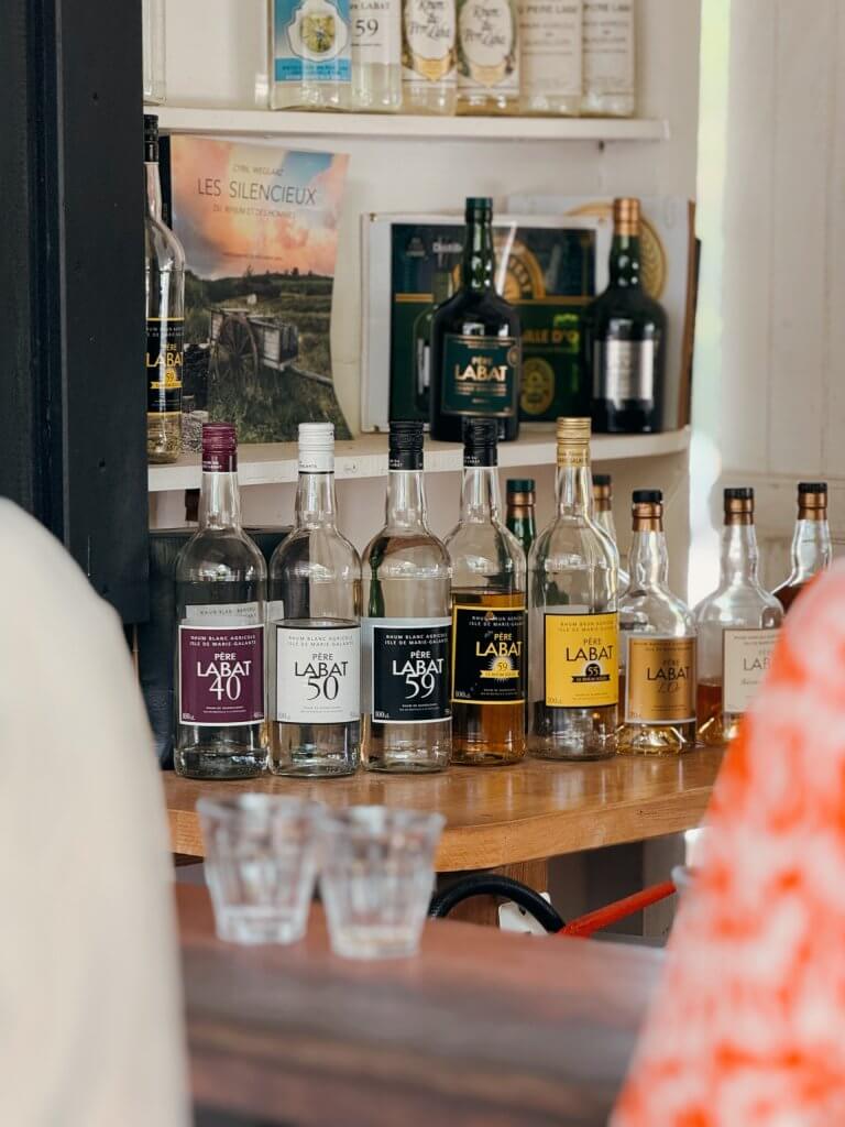 Gamme complète des rhums Père Labat alignée sur le comptoir de la boutique de la distillerie
